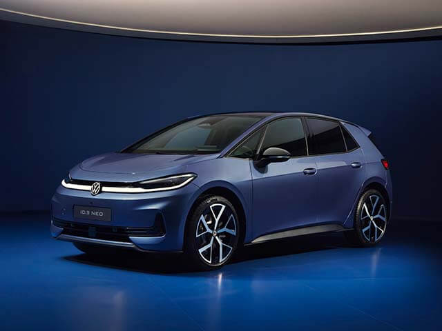 Volkswagen ID.3 Neo, blau, Front-Seitenansicht in Studioumgebung