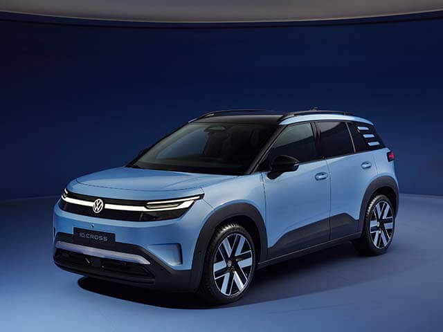 Volkswagen ID. Cross, hellblau, Front-Seitenansicht in Studioumgebung