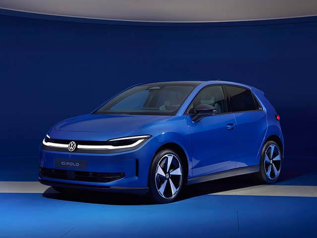 Volkswagen ID. Polo, blau, Front-Seitenansicht in Studioumgebung