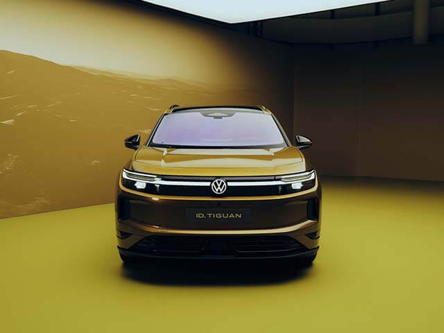 Volkswagen ID. Tiguan, gold, Frontansicht in Studioumgebung