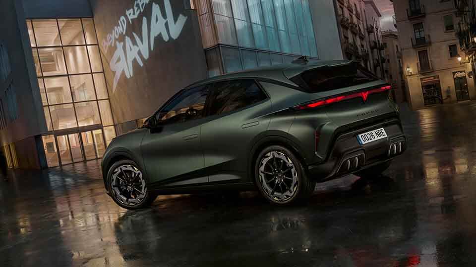 CUPRA Raval, Heck-Seitenansicht in dunkler Industrie-Umgebung