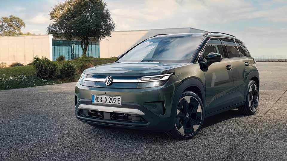 Volkswagen ID. Cross, grün, Frontansicht, statisch vor einem Haus stehend