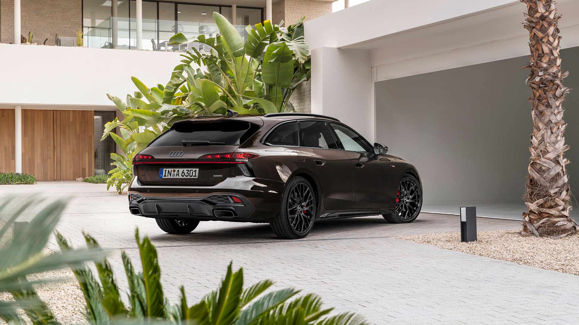 Audi A6 Avant, braun, Heckansicht, parkend vor Garage