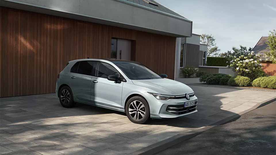Volkswagen Golf ENERGY, weiß, Front-Seitenansicht, parkend vor Garage