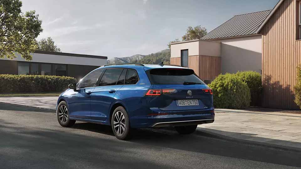 Volkswagen Golf Variant ENERGY, blau, Heck-Seitenansicht, parkend auf Straße