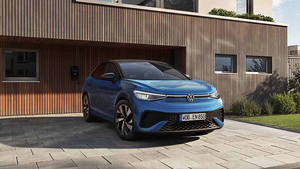 Volkswagen ID.5 ENERGY, blau-schwarz, Front-Seitenansicht, parkend vor Einfamilienhaus