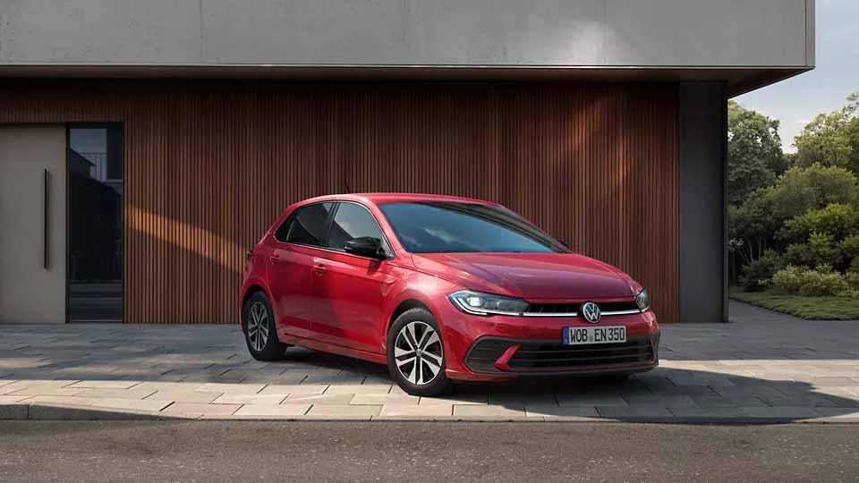 Volkswagen Polo ENERGY, rot, Front-Seitenansicht, parkend vor Einfamilienhaus