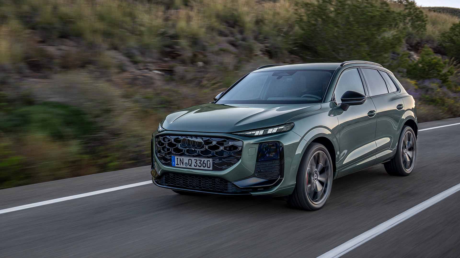 Audi Q3 SUV, grün, Front-Seitenansicht, fahrend auf Landstraße