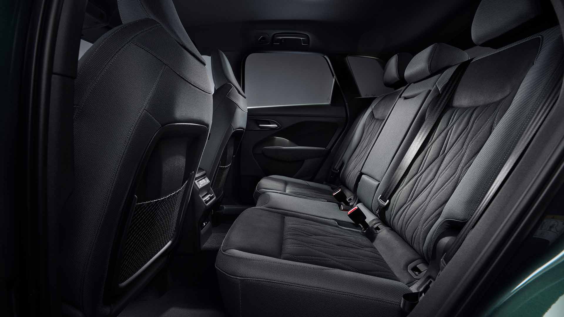 Audi Q3 SUV, Interieur, Rücksitzbank mit schwarzem Teilleder