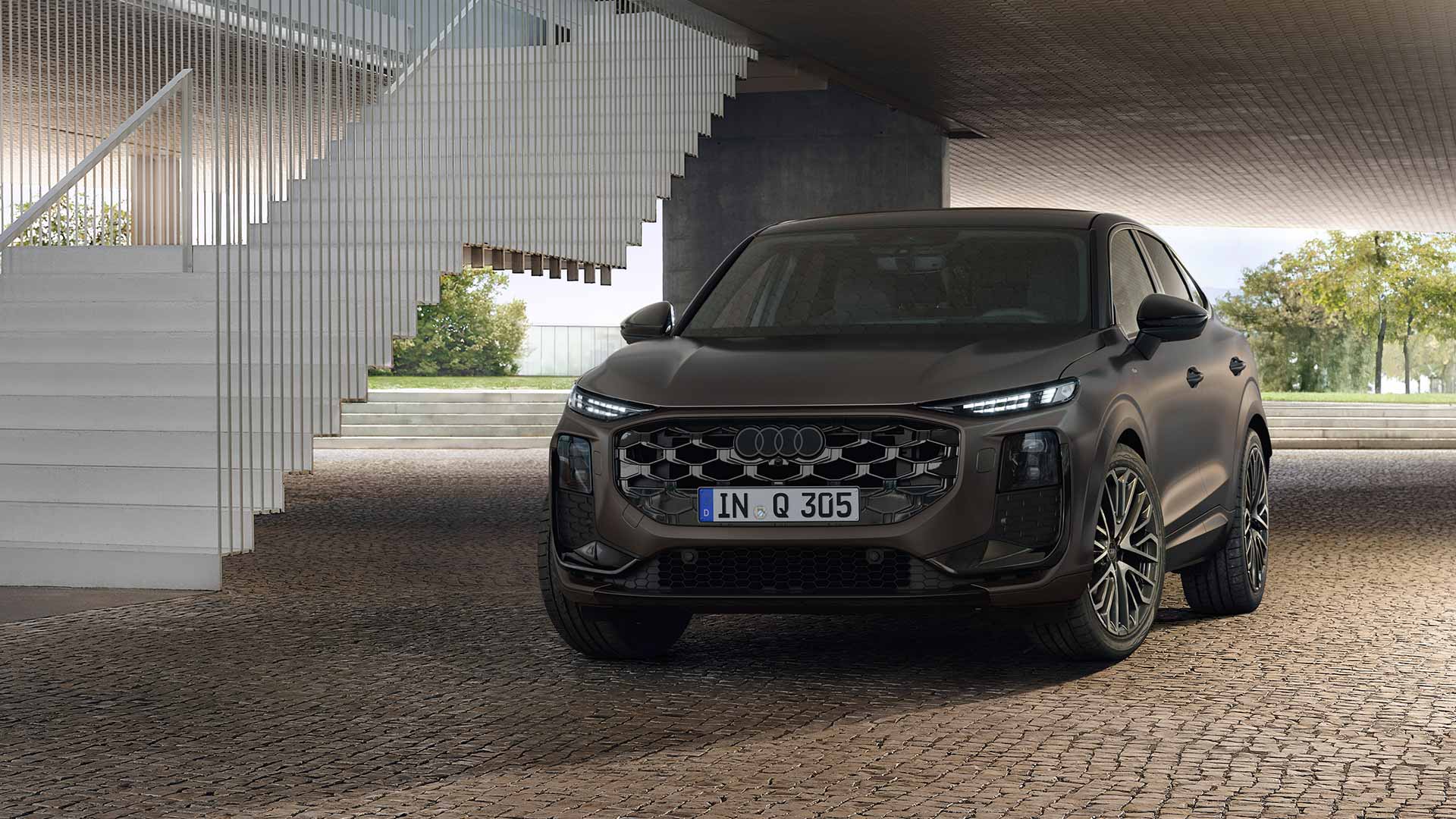 Audi Q3 Sportback, schwarz-matt, Frontansicht, parkend vor moderner Architektur