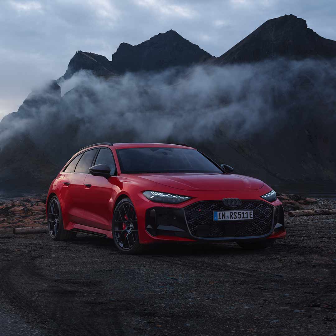 Audi RS 5 Avant, rot, Frontansicht, parkend an Straße, Berge im Hintergrund