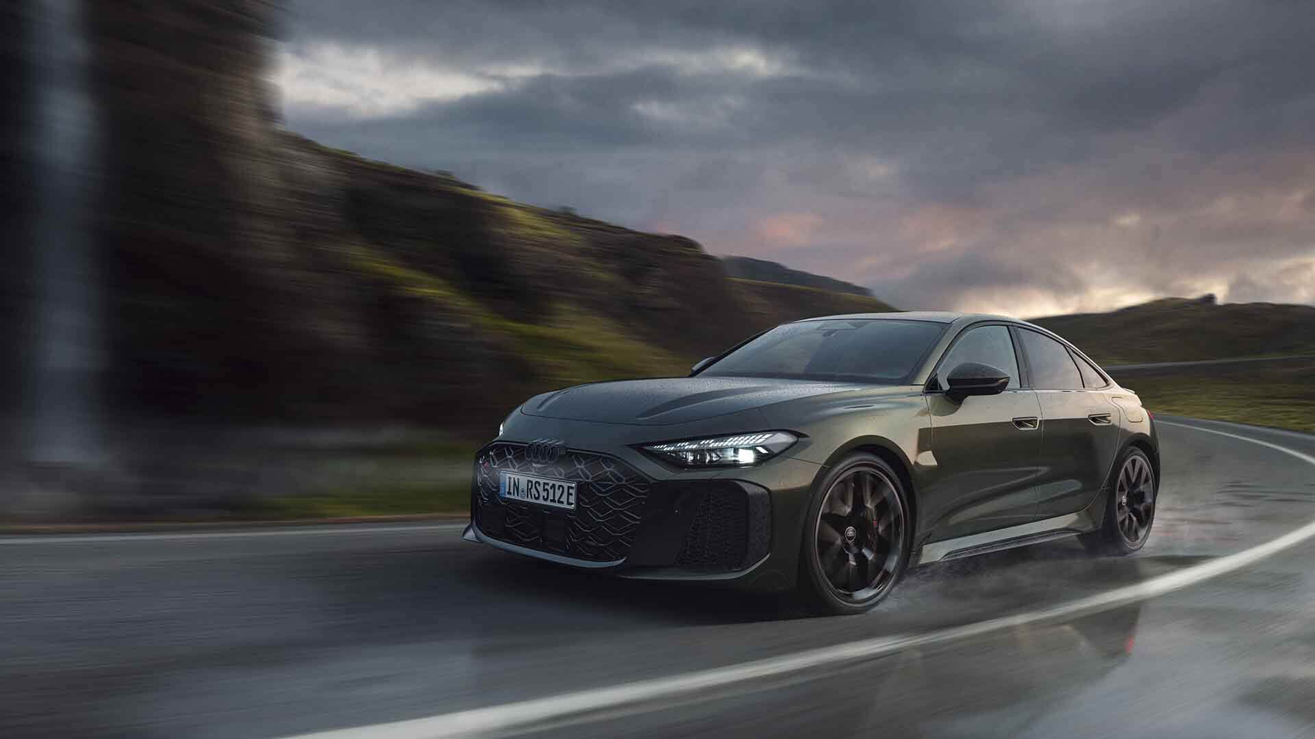 Audi RS 5 Limousine, grün, Frontansicht, dynamische Fahrt auf regennasser Landstraße