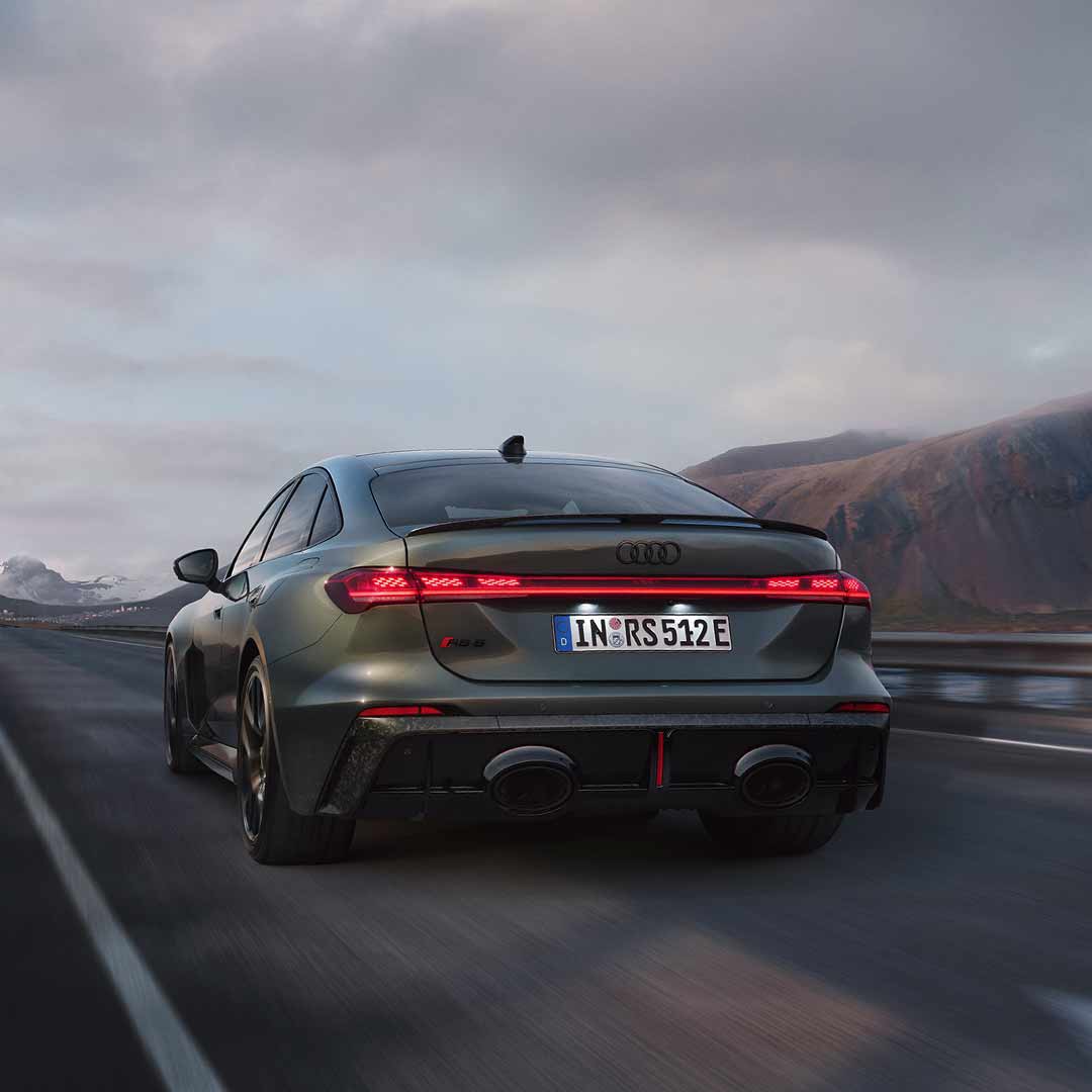 Audi RS 5 Limousine, grün, Heckansicht, fahrend auf Brücke über einen See