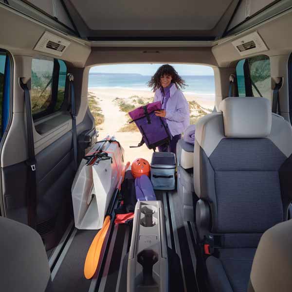 Blick in den Kofferraum des VW California mit individueller Sitzkonfiguration