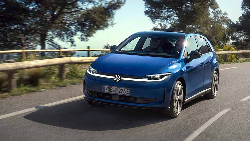 Volkswagen ID. Polo, blau, Frontansicht, dynamisch auf einer Straße fahrend