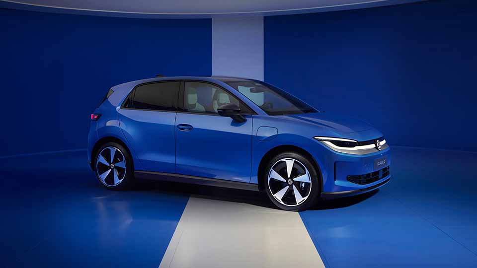 Volkswagen ID. Polo, blau, Seitenansicht, im Studio vor blauem Hintergrund