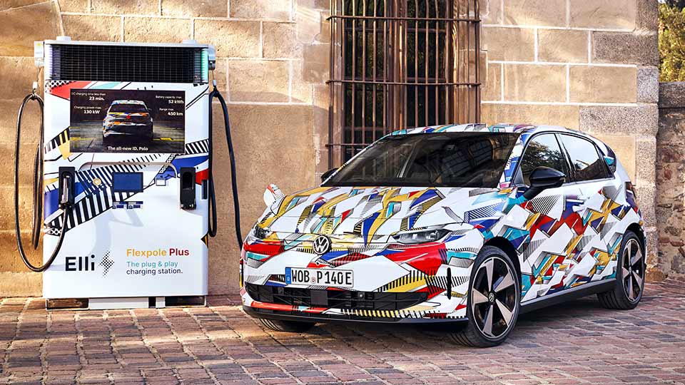 Volkswagen ID. Polo, bunt foliert, Frontansicht, an Ladesäule