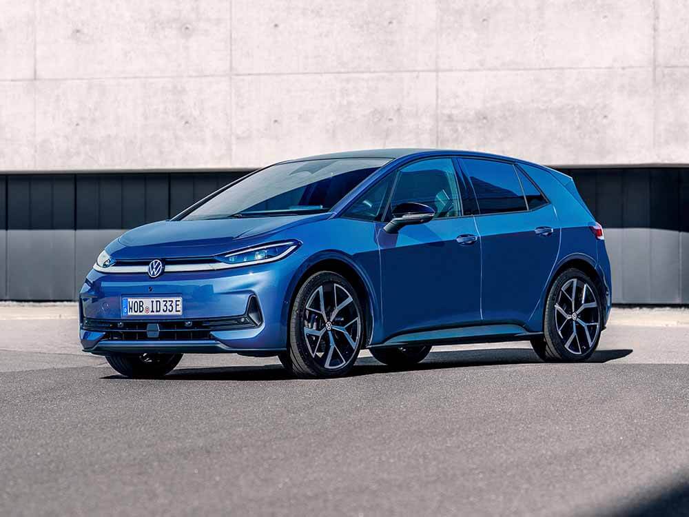 Volkswagen ID.3 Neo, blau, Front-Seitenansicht vor grauer Fassade