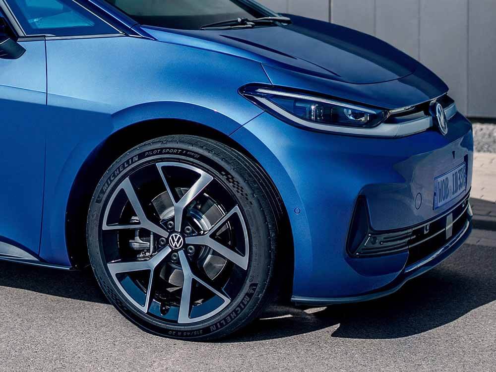 Volkswagen ID.3 Neo, blau, Seitenansicht, Detail auf Leichtmetallfelgen