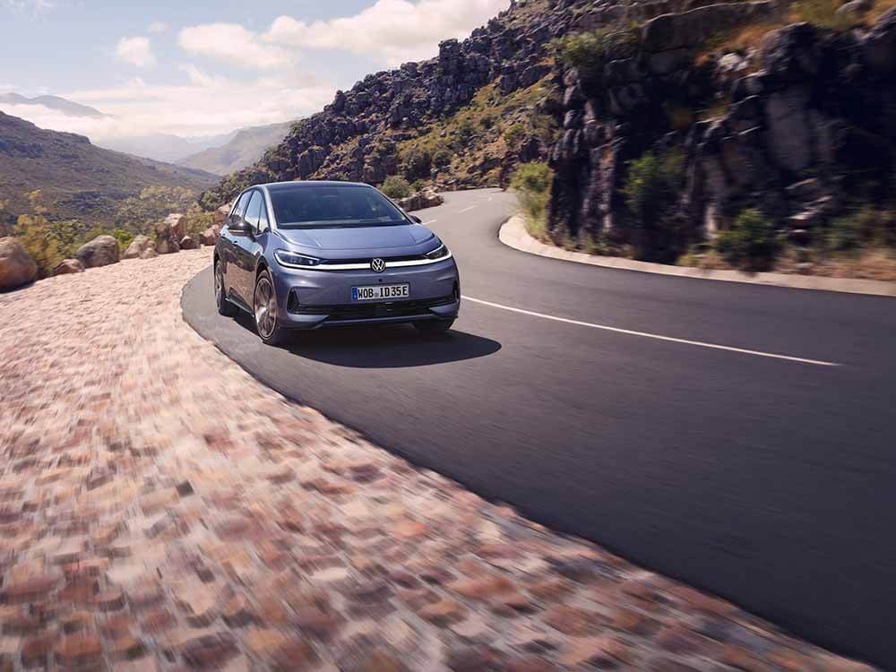 Volkswagen ID.3 Neo, blau, Frontansicht, fahrend auf einer Bergstraße