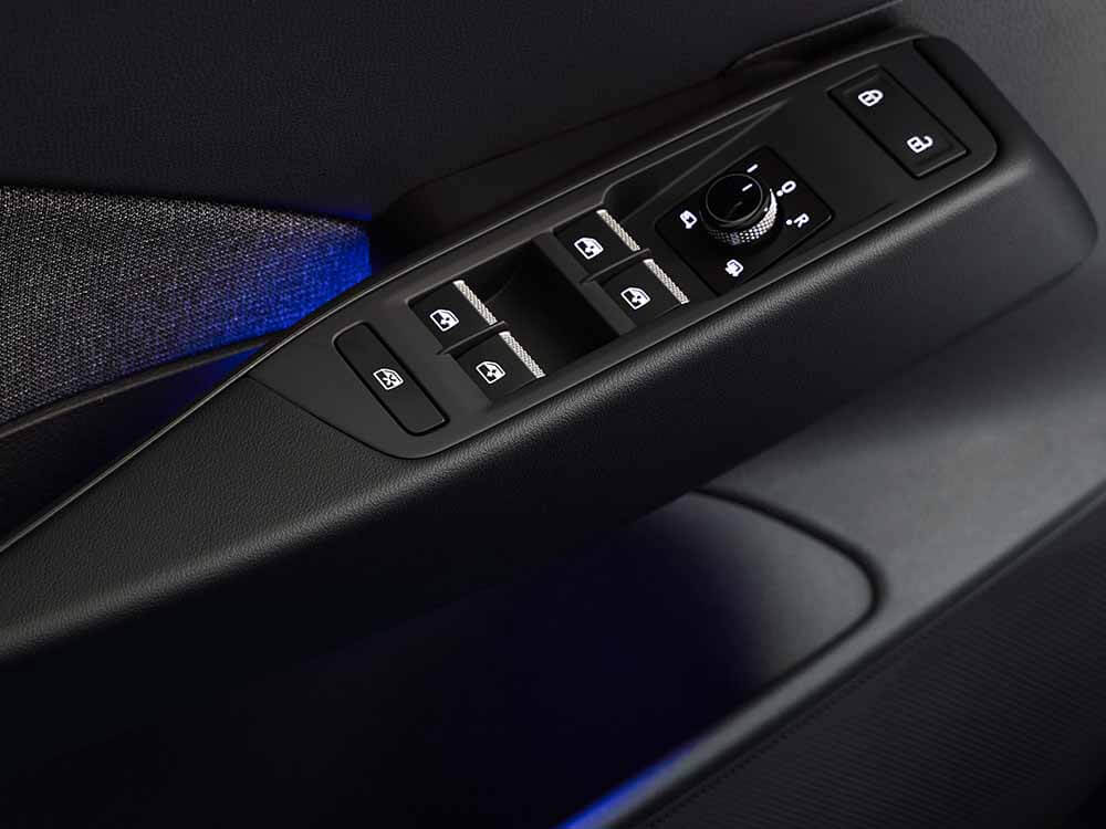 Volkswagen ID.3 Neo, Innenraum, Detailansicht Türpanel mit Fensterheberschaltern und Spiegelverstellung