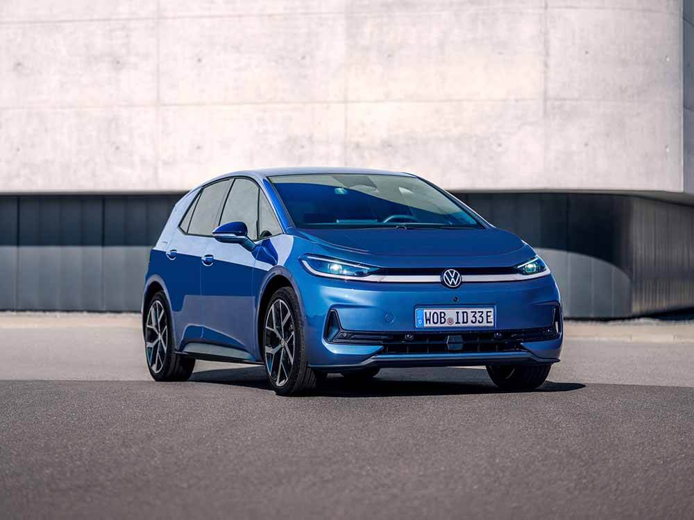 Volkswagen ID.3 Neo, blau, Frontansicht, vor grauer Hausfassade