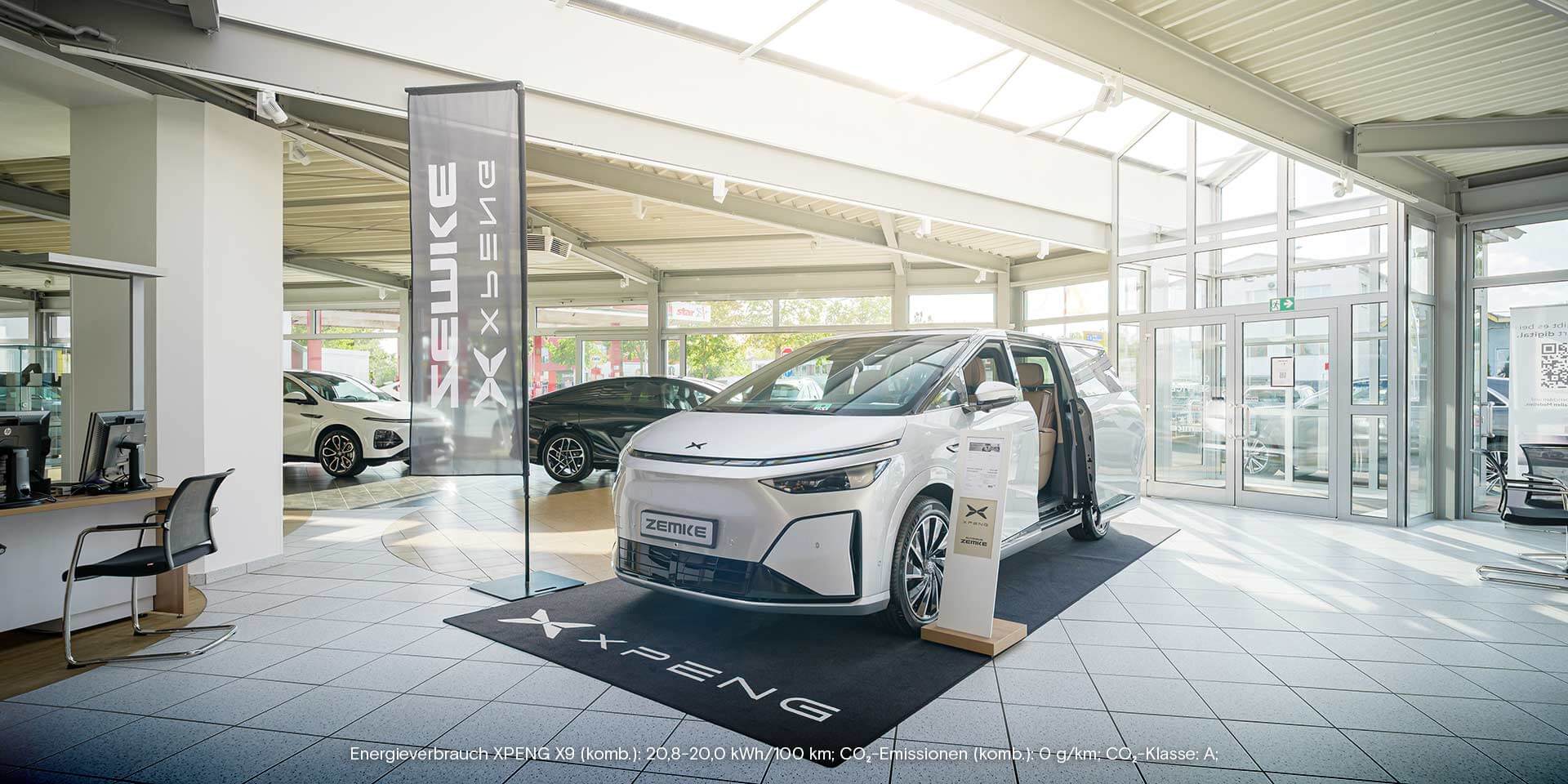 XPENG Showroom bei ZEMKE in Bernau, zu sehen der XPENG X9 in silber